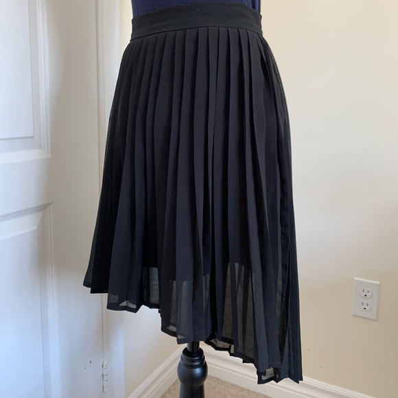 Pleated High-low skirt - Picture 2 of 4